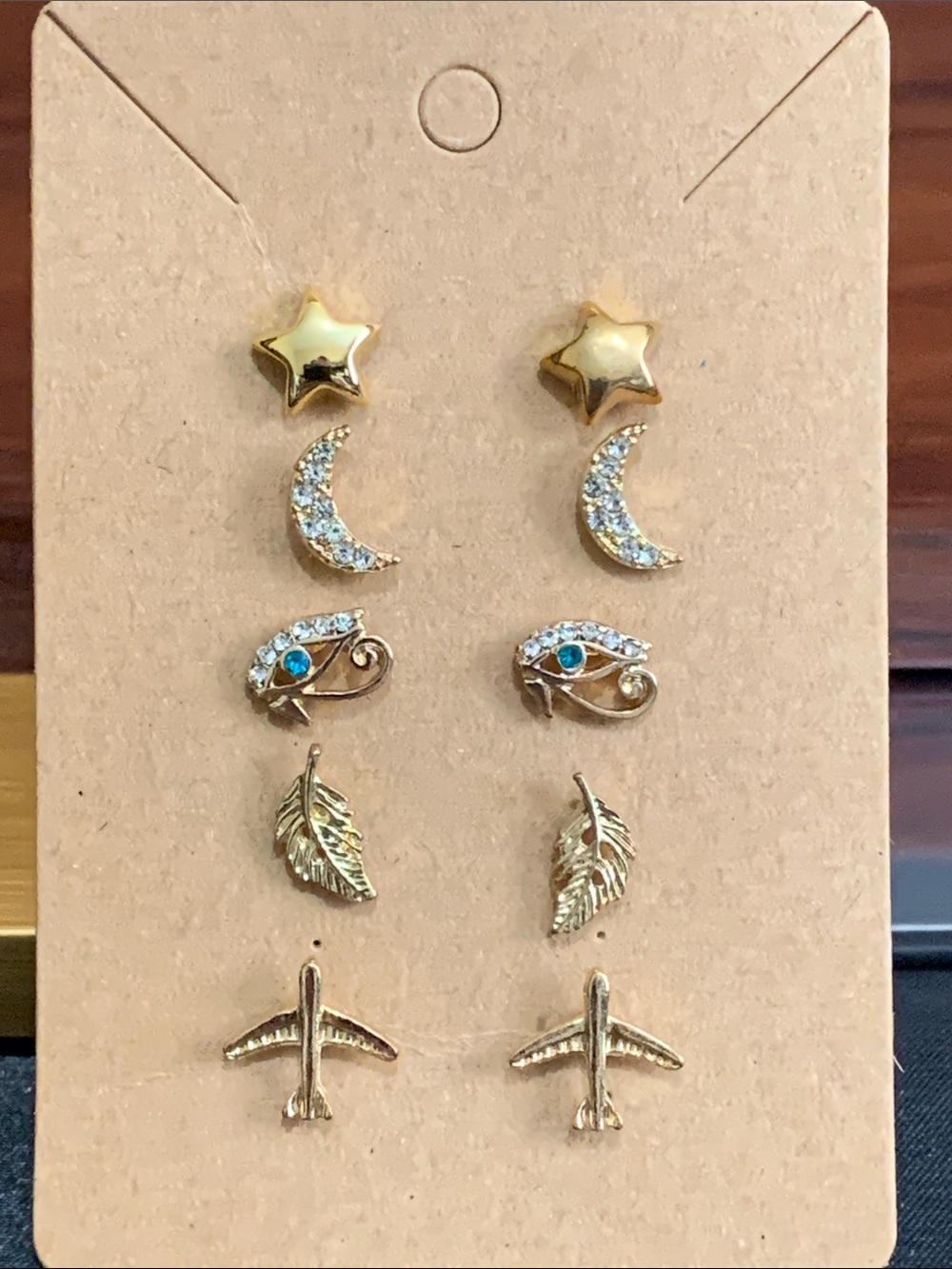 5 pairs of stud earrings